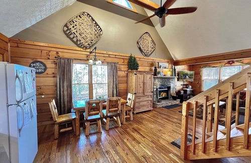 Gatlinburg - Pigeon Forge Cabina | 6 miles from Dollywood🎢 HotTub cozy/wooded setting couples/family friendly!