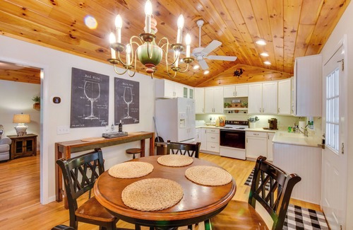Clarkesville Cabina | 6 Miles to Helen: Cabin w/ Hot Tub & Views!