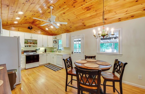 Clarkesville Cabina | 6 Miles to Helen: Cabin w/ Hot Tub & Views!