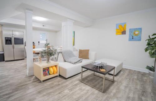 North Raleigh Casa | 6 Min to North Hills - Private deck - In Unit Washer and Dryer