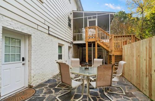 North Raleigh Casa | 6 Min to North Hills - Private deck - In Unit Washer and Dryer
