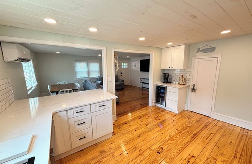 Savannah's Landing Cabaña | 6 Min to the Beach Private backyard bikes games grill fire pit WiFi Dog Friendly