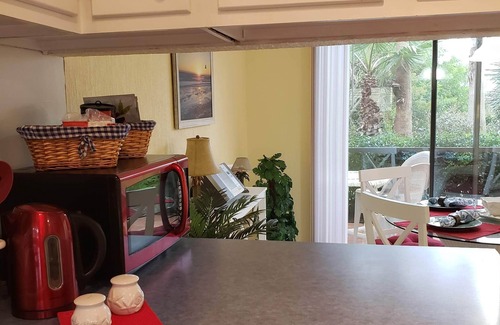 St. Augustine Beach Casa | ESTILO DE PLAYA!PLAYA Y PISCINAS Y TENIS- LIMPIO, TRANQUILO2BR, 2. ¡5BA-WIFI, REVISIONES DE 5 ESTRELLAS!