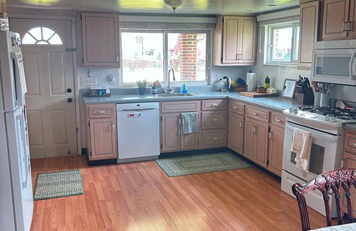 O'Hara Township Casa | 6 MINUTES FROM OAKMONT CC! 3-bed 2-bath! front and back porch! BBQ! Quite!