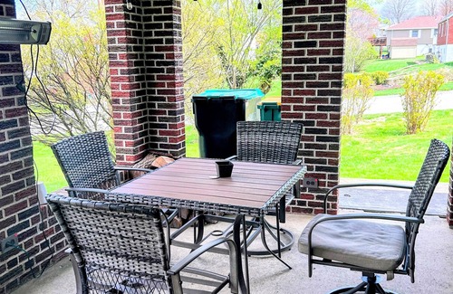 O'Hara Township Casa | 6 MINUTES FROM OAKMONT CC! 3-bed 2-bath! front and back porch! BBQ! Quite!