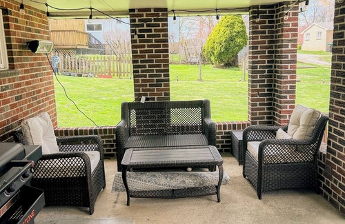 O'Hara Township Casa | 6 MINUTES FROM OAKMONT CC! 3-bed 2-bath! front and back porch! BBQ! Quite!