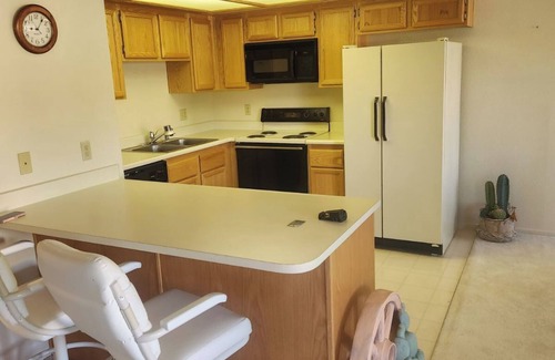 Mesquite Condominio | Travel nurse housing. Quiet, cozy 2/2 near Hawk Ridge. Sleeps 5. Upper level.