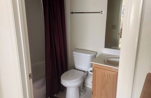 Mesquite Condominio | Travel nurse housing. Quiet, cozy 2/2 near Hawk Ridge. Sleeps 5. Upper level.
