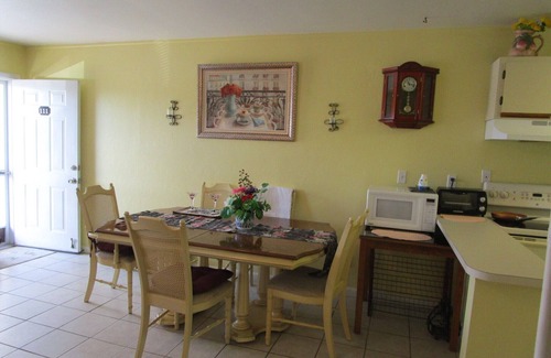 Pelican Condominio | 6 meses de descuento renal. Sol, tranquilo, prístino, romántico 1/1 Condo