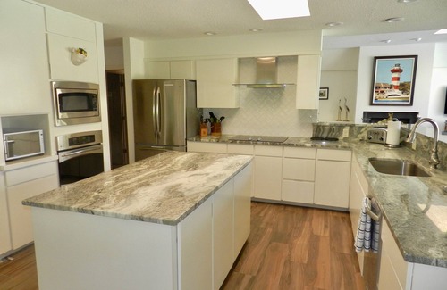 Oceanside Casa | 6 N Live Oak Bright Open Home, Vistas de golf, Corto paseo a la playa, Se aceptan mascotas