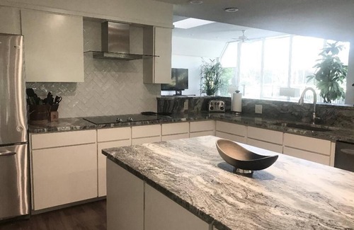 Oceanside Casa | 6 N Live Oak Bright Open Home, Vistas de golf, Corto paseo a la playa, Se aceptan mascotas