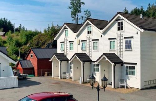 Austrheim Casa | 6 person holiday home in Austrheim