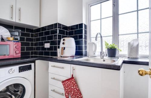 Hendon Casa | 6 Private Suites in Converted House, Full Kitchens & Bathrooms, Parking