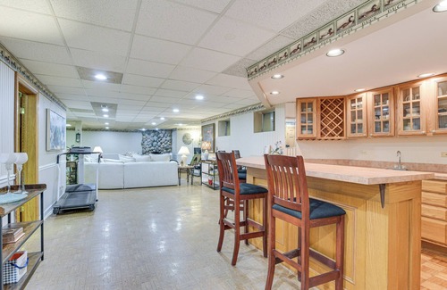 Barrington Hills Casa | 6 Shared Acres, Pool Table: Barrington Hills Apt!