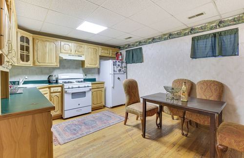 Barrington Hills Casa | 6 Shared Acres, Pool Table: Barrington Hills Apt!