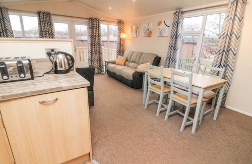 Warton Cabaña | 6 SHERWOOD, pet friendly, character holiday cottage in Tewitfield
