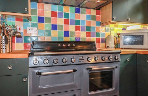 Praa Sands Casa | 6 THE LINKS, pet friendly, country holiday cottage in Praa Sands