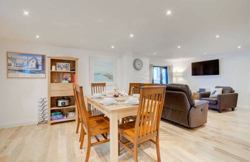 Dartmouth Cabaña | 6 The Sail Loft