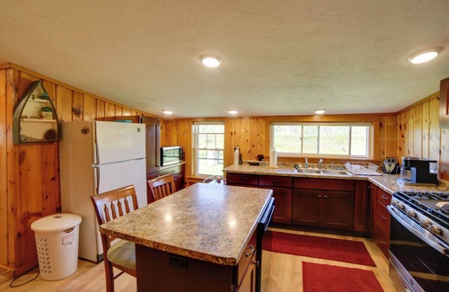 Oconto Cabaña | 600' of Green Bay Frontage & Dock: Cozy Cottage