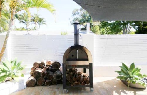 Maroochydore Casa | 600m to Beach, Family Entertainer, Aircon, Pool & Pizza oven