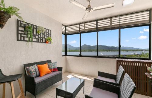 Cairns Central Business District Apartamento | 604 Chic City Apartment with Water Views