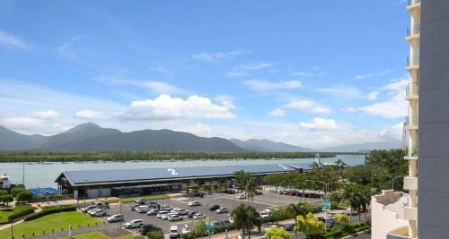 Cairns Central Business District Apartamento | 604 Chic City Apartment with Water Views