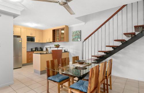 Cairns Central Business District Apartamento | 604 Chic City Apartment with Water Views