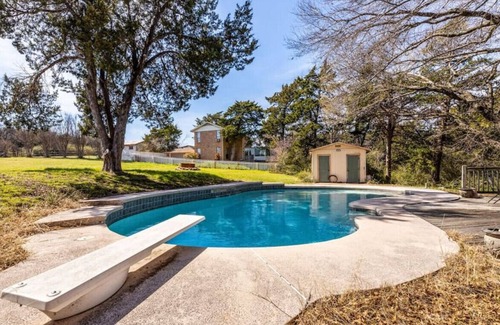 Cedar Hill Casa | 607 B North Duncanville · Comfortable Home With Large Backyard & Pool