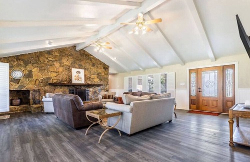 Cedar Hill Casa | 607 B North Duncanville · Comfortable Home With Large Backyard & Pool