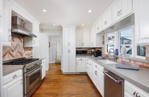 Balboa Island Casa | 608 S Bayfront