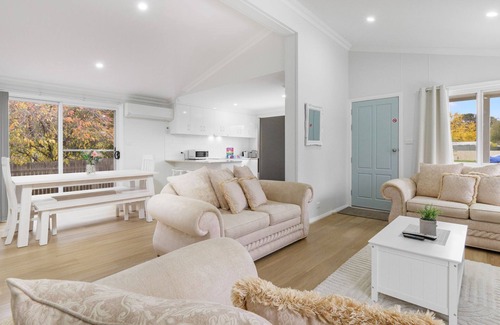 Berridale Casa | 61 Myack Street - Modern 4BR Home in Berridale l WiFi l Aircon