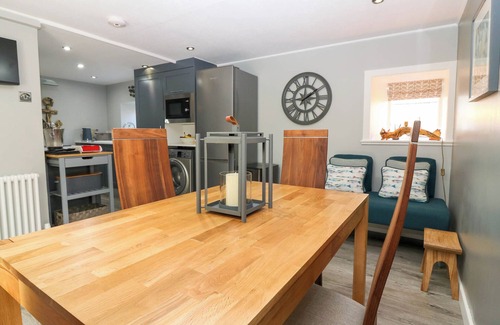 Cullen Cabaña | 61 SEATOWN, pet friendly, character holiday cottage in Cullen