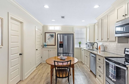 Natchez Condominio | 610 Franklin: 5B | 1/1 | Heart of Downtown | Washer/Dryer