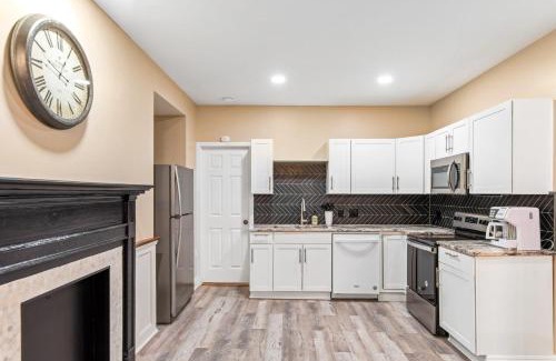 Natchez Apartamento | 610 Franklin - Downstairs - 2 Bed, 2 Bath, Heart of Downtown, Pet Friendly with fee