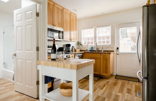 Capitola Cabaña | 62 steps to the sand: Historic Capitola Village beach cottage, learn to surf!