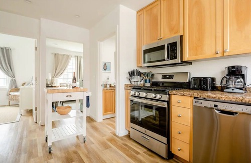 Capitola Cabaña | 62 steps to the sand: Historic Capitola Village beach cottage, learn to surf!