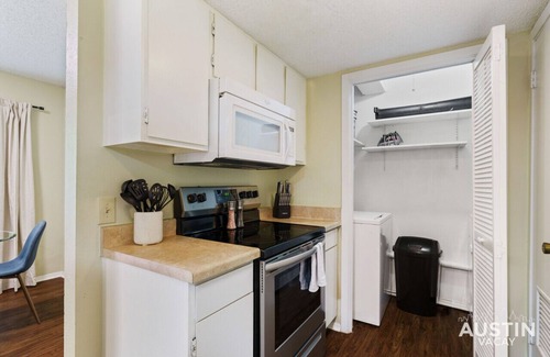 Highland Hills Apartamento | Spacious ATX Apt | Private Deck + All Essentials