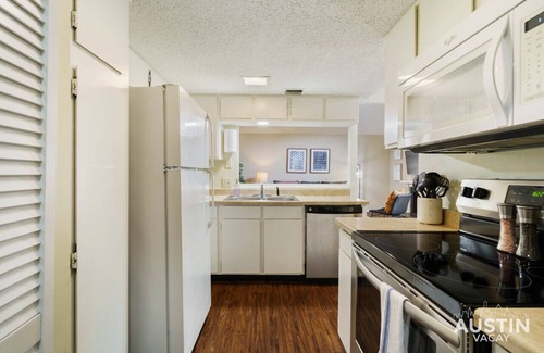 Highland Hills Apartamento | Spacious ATX Apt | Private Deck + All Essentials