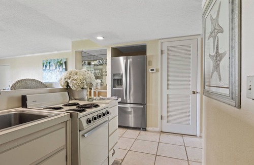 Sawgrass Condominio | 622 Oceanfront Surf Villa: Calm & Cozy Retreat with Vintage Charm by the Sea