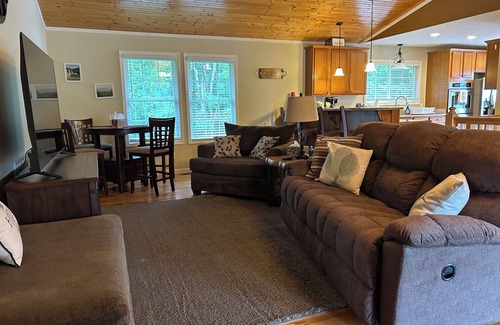 Byrdstown Casa | 625 Frisco Ln, just up the hill from Sunset Marina, 4.4 miles from Byrdstown