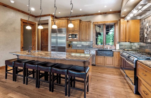 Cle Elum Cabina | 6300, SF 7 Bdr w/Pool, Hot Tubs, Golf Sim, Bar and Huge Game Room on Prospector