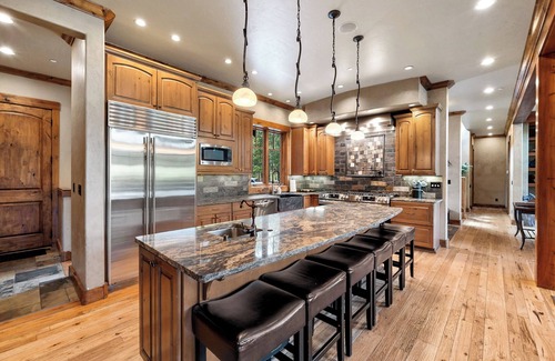 Cle Elum Cabina | 6300, SF 7 Bdr w/Pool, Hot Tubs, Golf Sim, Bar and Huge Game Room on Prospector