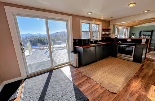 Whitefield Casa | 64J Stunning views, close to attractions! 20 mins to Bretton Woods. Hot Tub, AC, dog friendly!