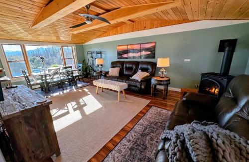 Whitefield Casa | 64J Stunning views, close to attractions! 20 min to Bretton Woods. Pool & gym passes!