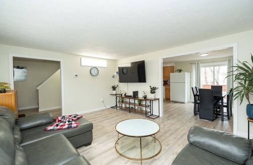 Randolph Apartamento | 65 - 5BR - Randolph Elegant Haven near Dog Park