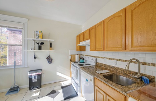 Longwood Apartamento | 65inTV:Free Parking:Longwood:King Bed:Full Kitchen