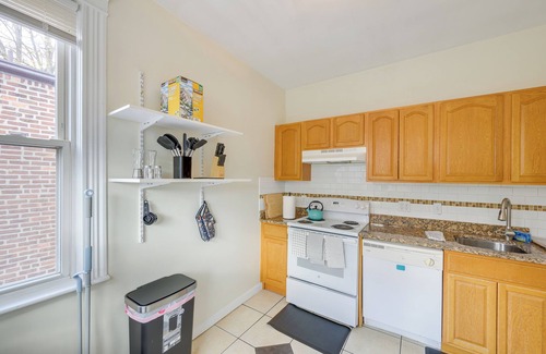 Longwood Apartamento | 65inTV:Free Parking:Longwood:King Bed:Full Kitchen