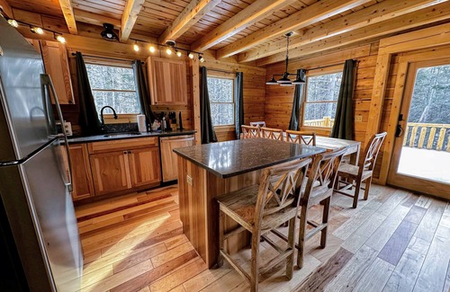 Carroll Cabina | 65PT New Log Cabin in Private Setting. Hot tub, Fire pit, Gym/Pool Access, and Dog Friendly!