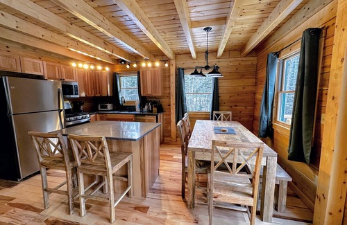 Carroll Cabina | 65PT New Log Cabin in Private Setting. Hot tub, Fire pit, Gym/Pool Access, and Dog Friendly!