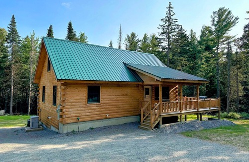 Carroll Cabina | 65PT New Log Cabin in Private Setting. Hot tub, Fire pit, Gym/Pool Access, and Dog Friendly!